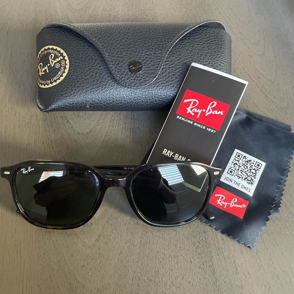 Ray-Ban Sunglasses 🕶